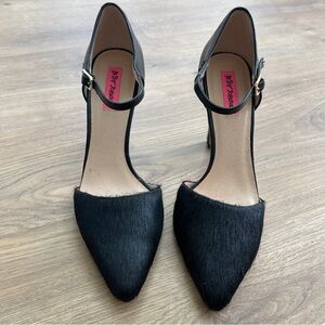 Betsey Johnson black faux fur ankle strap heels size 10